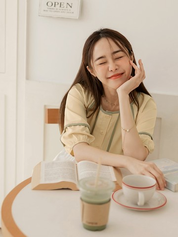 圓領撞色滾邊半開襟泡泡袖上衣