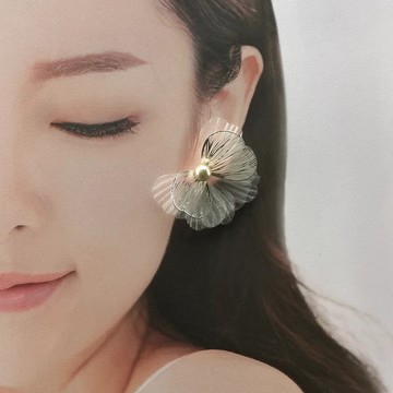 Ethereal 飄渺的簡約大氣特殊銀片貼耳耳環