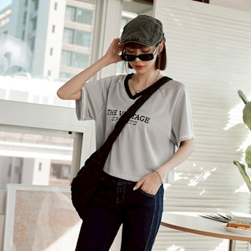 OB嚴選中大尺碼-美式復古V領短袖球衣《AB20214》