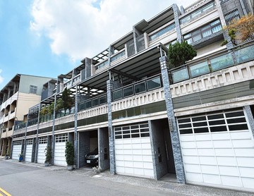 獨家❤️中興商圈❤️臨路13年輕齡高質感車庫別墅｜台中市大里區內新街