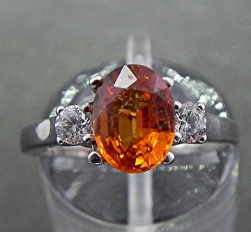 14K 白金戒指，鑲嵌 8x6 公釐 AAAA 級橘色藍寶石（重 1.68 克拉）與 0.14 克拉鑽石。