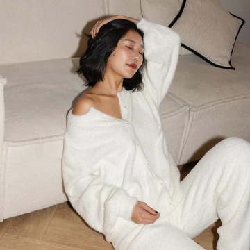 Soft Embrace 仿貂絨珍珠扣鬆弛感套裝-雪絨奶白 預購兩週