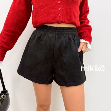 美木子｜麂皮短褲｜顯瘦鬆緊腰麂皮短褲【B10452】美拉德穿搭 秋冬短褲 黑色短褲 鬆緊腰短褲 靴褲