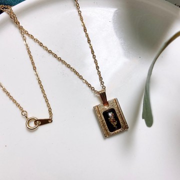 【西洋古董飾品】 天然石坎入 花藝設計厚質感浮雕沙金牌 項鍊