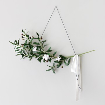 BLOOMING&ME 綻放與我 棉花橄欖垂墜花環  綠色 + 白色