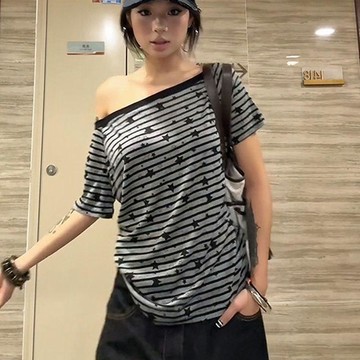 爆款直降價 側抓皺 短版上衣 斜肩T恤 短袖上衣 街頭風辣妹斜肩短袖T恤女夏季條紋設計感修身顯瘦獨特露...