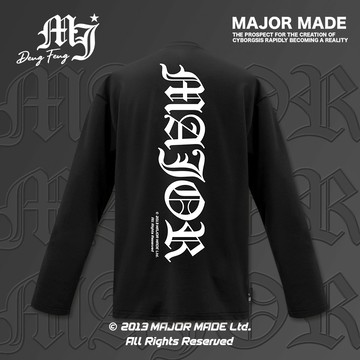 哥德字後背直向刺繡文字長TEE