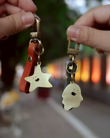 小精靈系列 手工黃銅、皮革吊飾 - 可客製敲字