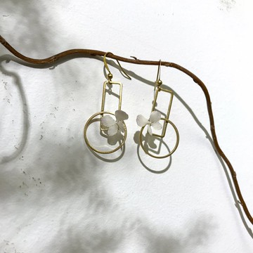 繡球黃銅幾何耳環。可轉夾式