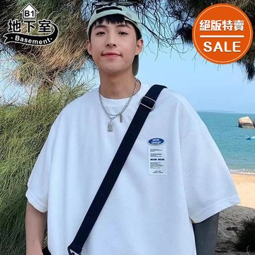 最後出清▼地下室B1-短袖 日系簡約標籤男裝 寬鬆 五分袖 男生衣服 夏季百搭 圓領 大尺碼5XL【NL623169】