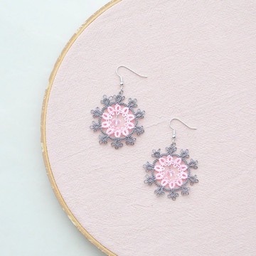 【訂製】手編雪花 耳環 深灰與粉紅 Tatting Snowflake Earrings