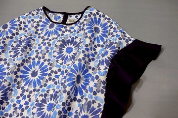 【現貨】圓領落肩荷葉袖上衣/ 藍色花火