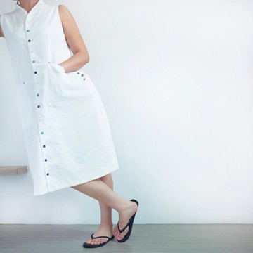 扣子控洋裝 / 浪花白