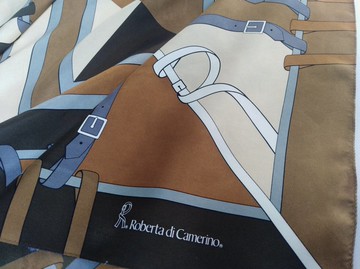 復古 Roberta Di Camerino 絲滑絲巾，34 x 35 英吋，附原廠品牌標籤