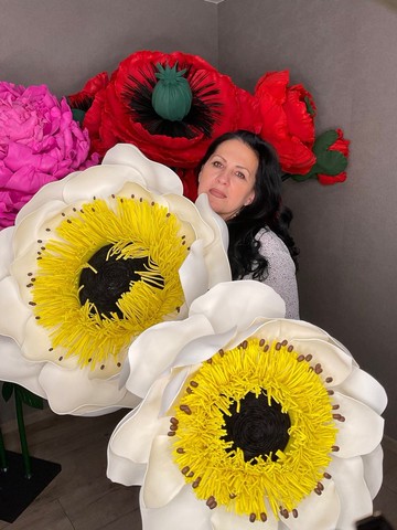 莖上的巨型海葵。豪華婚禮裝飾。愛麗絲夢遊仙境。大銀蓮花