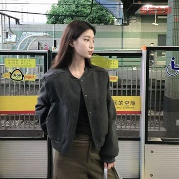美式秋季短款復古外套灰色新款設計寬松休閑棒球夾克上衣 大尺碼外套 韓版外套 冬天外套 大尺碼女裝 氣質穿搭 秋冬外套