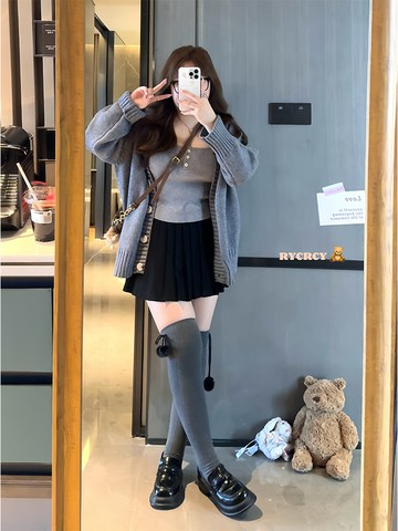 【Plump】 中大尺碼女裝 微胖穿搭 大尺碼女裝辣妹風秋冬毛衣外套吊帶背心百褶短裙慵懶風三件套 秋冬套裝