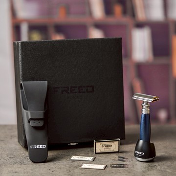 [快速出貨]【FREED】雙刃安全刮鬍刀尊爵四件組禮盒(時尚藍) 客製化刻字  生日禮物 送禮推薦 男生禮物 摩羯座 水瓶座 禮物獨家 新品上市 情人節禮物