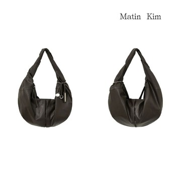 【MATIN KIM】扭結造型大容量皮革半月包 深棕 官方直營