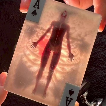 【💥透光解剖骷髏💀撲克牌💥】撲克牌 獨家設計54張人體紅骨創意卡牌｜整人防水夜光神器 派對桌遊解壓必備 收藏禮物