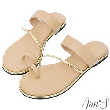 Ann’S女神光芒-素面套拇指軟金屬平底寬版涼拖鞋-杏