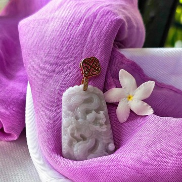 白玉墜飾，龍紋雕刻，質地清透，雕工精緻。純銀戒台，玫瑰金電鍍。天然A貨緬甸玉。