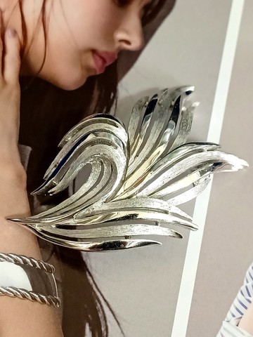 vintage jewelry 古董Trifari 銀色刷紋動態羽葉造型  別針