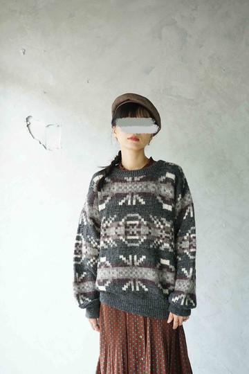 尋寶古著-棕色幾何緹花親膚中性毛衣