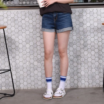 反摺短褲∣反摺短丹寧提臀修身。中腰半鬆緊透氣好穿。外挺內軟