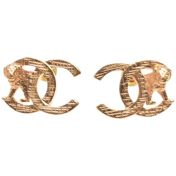 CHANEL 經典雙C LOGO獅子造型裝飾穿式耳環(金色)