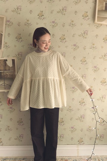 米白簍空傘狀上衣