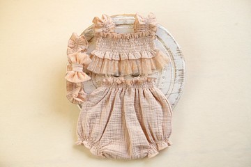 穆斯林新生兒燈籠褲與縮褶上衣套裝 蜜桃米色女嬰髮帶服飾