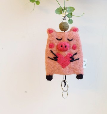羊毛出在羊山上 羊毛氈 鑰匙包 - 粉紅愛心豬