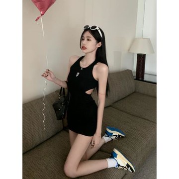 黑色辣妹露背連衣裙女裝冬季后背鏤空裙子別致小個子開叉a字短裙