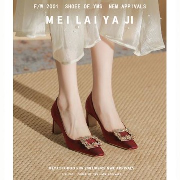 意美絲水鉆方扣紅色婚鞋女2025新款緞面方頭高跟鞋粗跟秀禾新娘鞋
