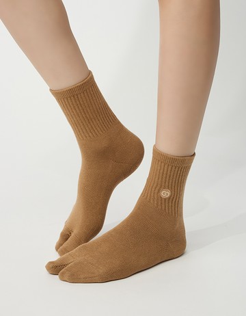 刺繡分趾中筒襪- 卡其