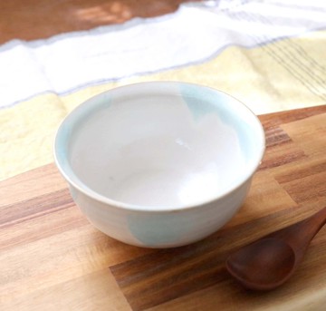 白釉寬口碗 淺藍色點綴