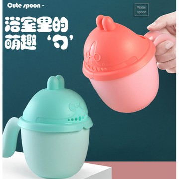 【MoMo媽咪】（台灣出貨）小熊熊寶寶洗頭杯洗髮杯花灑小熊洗頭水瓢子 兒童塑料水勺 洗頭杯 (芳)
