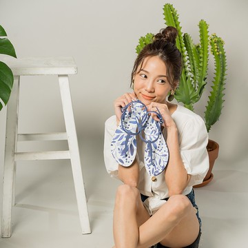 綁帶T字涼鞋 LE設計 繽紛繪圖 腳型修長 -Flora熱情巴西藍-白-