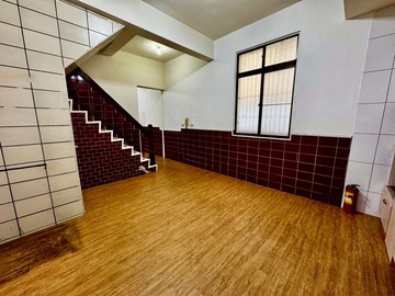 邊間三面採光 門口可停車 優質透天屋況好｜高雄市三民區日全街