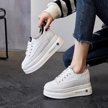 秀氣內增高小白鞋女春季2022新款百搭真皮厚底松糕輕便運動休閑鞋