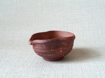 緋色側口瓶 b ．注器 / 酒器