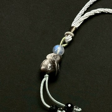 銀曜石貓頭鷹吊飾 | 銀曜石 力量動物 月光石 金沙黑曜 白水晶 中國結 天然晶礦吊飾 S24AA30-910-W