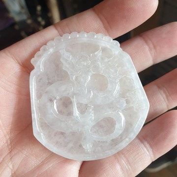 逸品軒~天然緬甸玉A貨-R1865-冰種龍牌墜子 長54.3mm寬50.2mm厚6.4mm 種水好。 龍是權勢，高貴