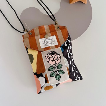 信封包-黑底花卉圖案