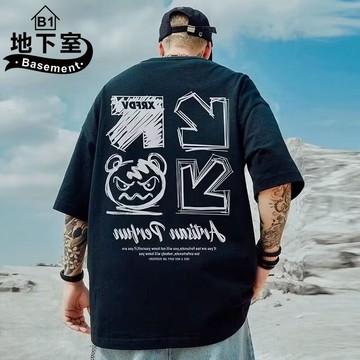 地下室B1-T恤 塗鴉箭頭AP小熊短袖上衣 夏季百搭 七分袖 圓領 男裝 男生衣服 大尺碼8XL【NL623634】