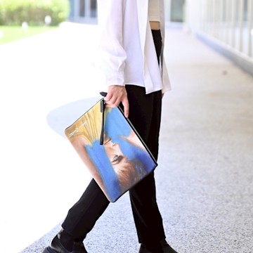 COACH 人像畫風帆布拉鍊大手拿包/萬用包(藍)