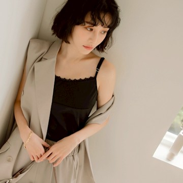 OB嚴選-蕾絲滾邊領緞面光澤細肩帶背心《GA358-》
