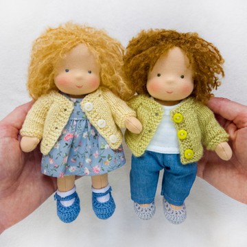 客製化 沃爾道夫娃娃 高度約 7 英吋 (18 公分)。