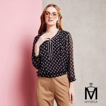 MYVEGA麥雪爾 MAV領水鑽蝴蝶結印花雪紡上衣-黑